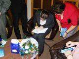 Mlad� autorka pri autogrami�de